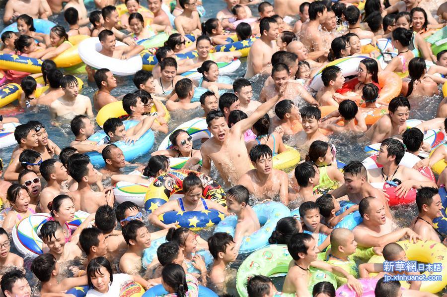 （晚报）（2）重庆市民“挤爆”水乐园