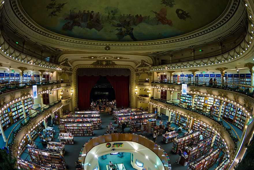 耳目一新：百年前剧院变身壮丽绝美书店