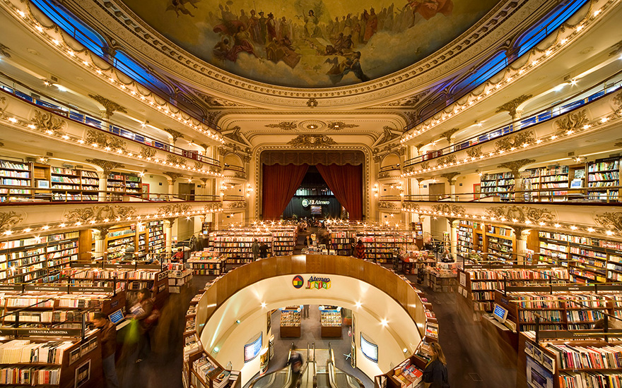 耳目一新：百年前剧院变身壮丽绝美书店