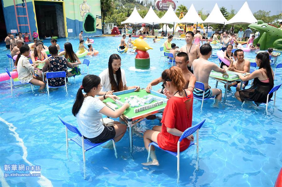 （晚报）（1）重庆市民水中打麻将消暑