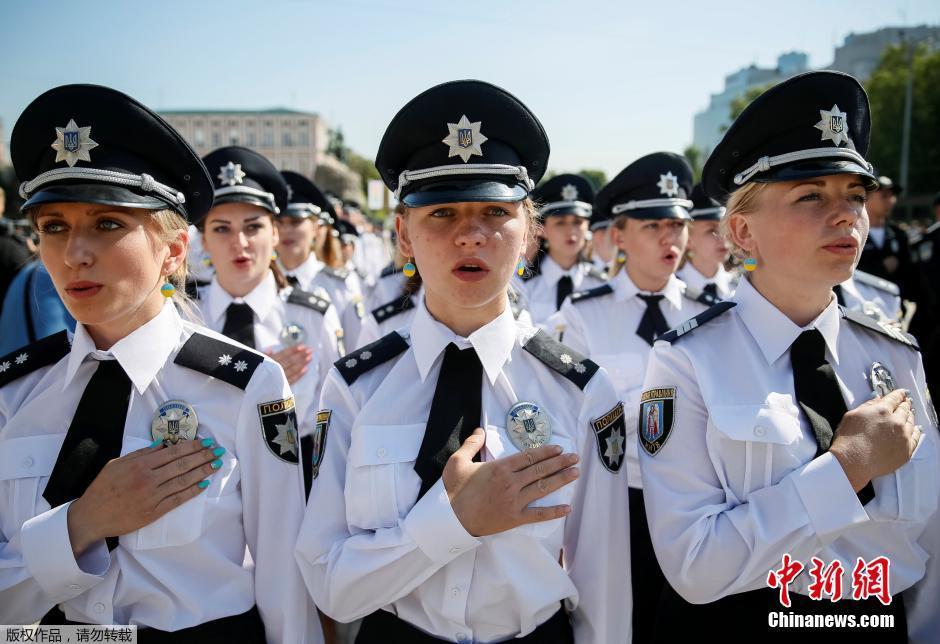 ウクライナ「警察の日」 美人警官が注目集める_新華網日本語