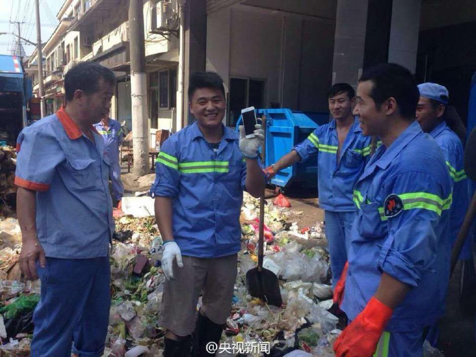 上海の清扫员、5トンのゴミをひっくり返し観