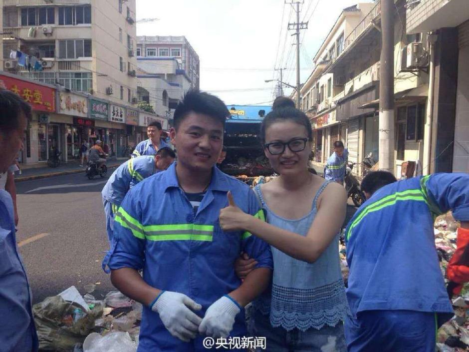 上海の清扫员、5トンのゴミをひっくり返し観