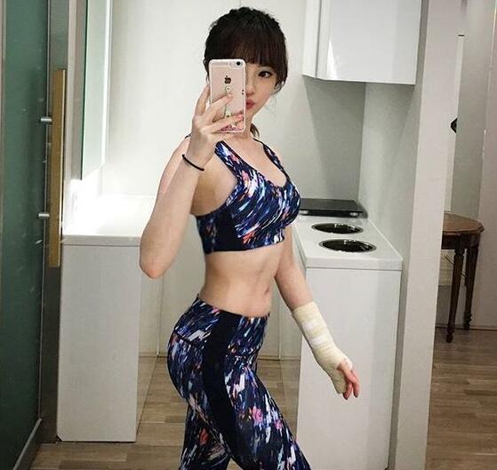 韩国美女教练身线完美 瑜伽造型展现健康美(图)