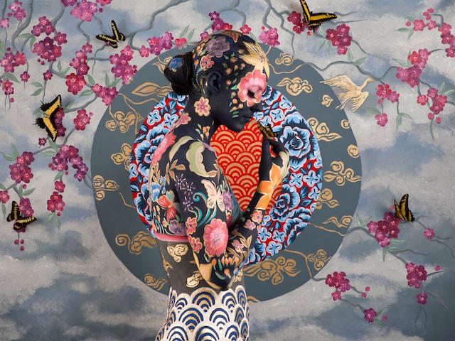 美女人体彩绘强势回归 融入中国青花瓷元素