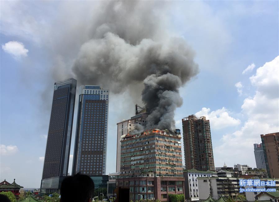 （突发事件）（2）江西南昌一酒店旁边楼房顶楼起火　伤亡情况不明 