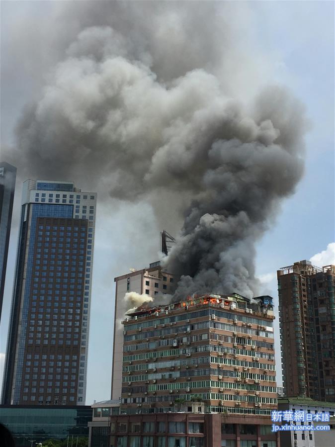 （突发事件）（3）江西南昌一酒店旁边楼房顶楼起火　伤亡情况不明 