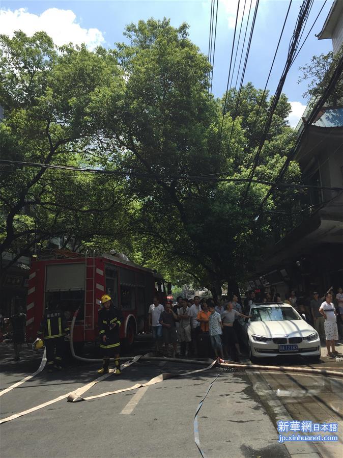 （突发事件）（4）江西南昌一酒店旁边楼房顶楼起火　伤亡情况不明 