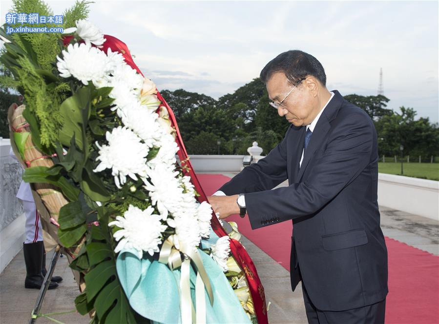 （XHDW）（2）李克强向老挝无名烈士纪念碑敬献花圈