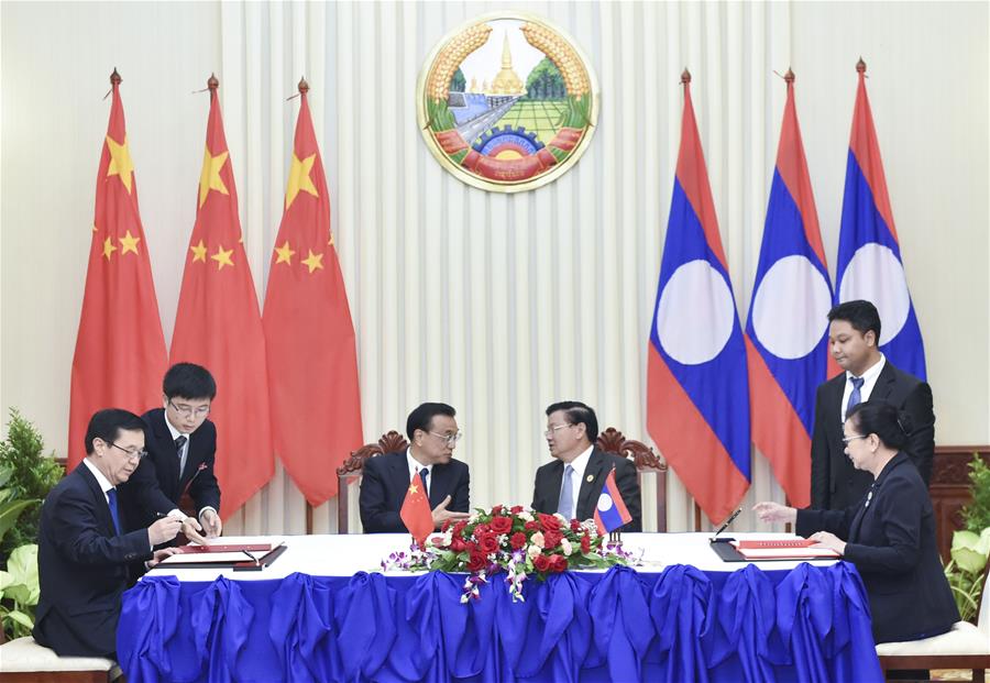 （XHDW）李克强同老挝总理通伦举行会谈