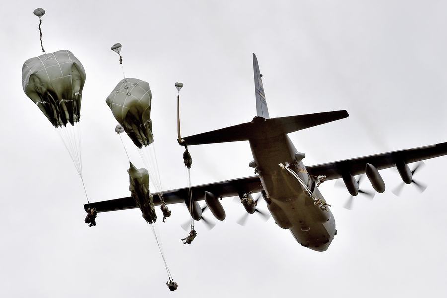 米軍の空挺訓練　C-130からの降下を実録