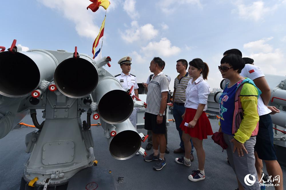 9月14日，在中方舰艇上，士兵正在为市民讲解舰艇常识。（人民网记者 翁奇羽 摄）