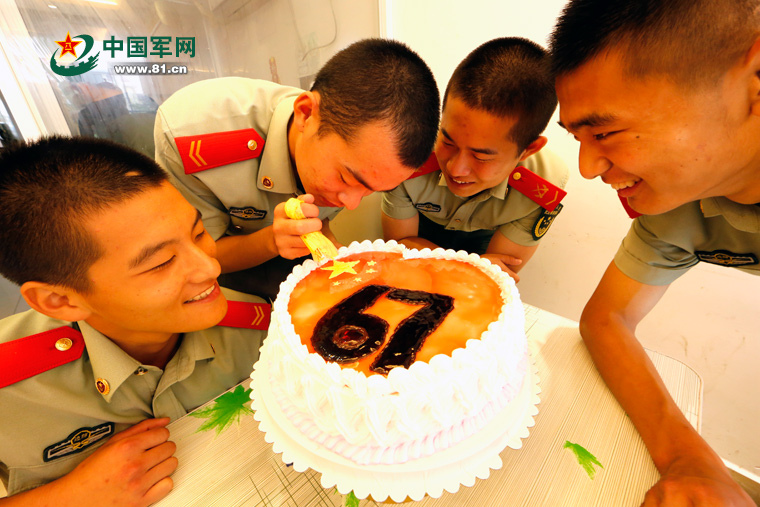 母なる中国へ 兵士たちが誕生日ケーキを手作り 新華網日本語