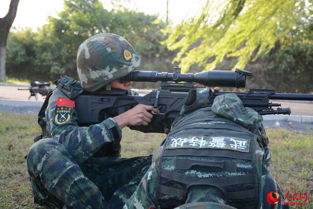 10月9日，武警滁州市支队特勤排两名预备队员正在参加高精度狙击步枪小组协同射击考核。