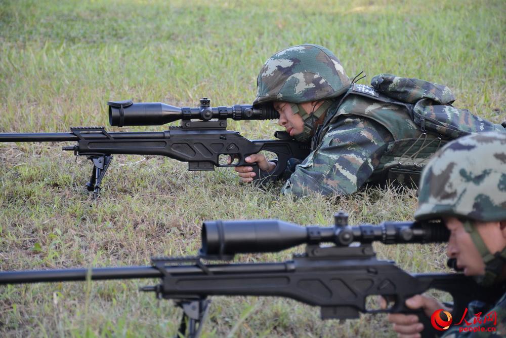 10月9日，武警滁州市支队特勤排两名预备队员正在参加狙击手选拔考核。