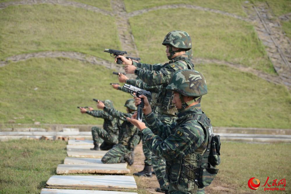 10月9日，武警滁州市支队特勤排预备队员正在参加手枪快速精度射击考核。