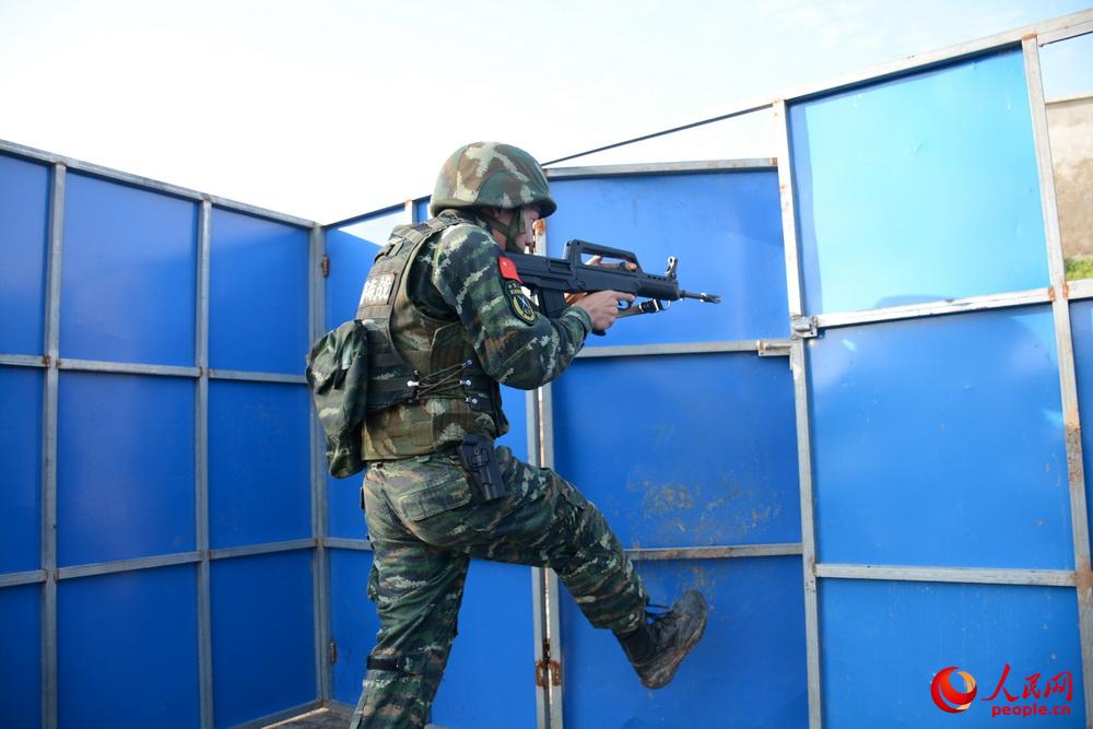 10月9日，武警滁州市支队特勤排一名预备队员正在参加小组突入识别射击考核。