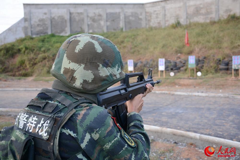 10月9日，武警滁州市支队特勤排预备队员正在参加自动步枪对集团目标射击考核。
