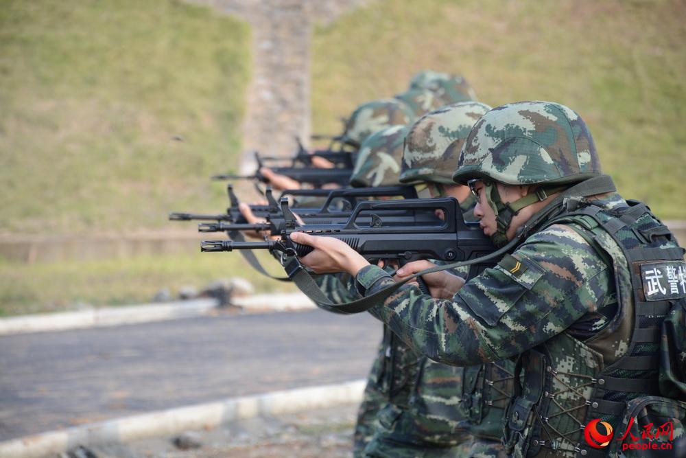 10月9日，武警滁州市支队特勤排预备队员正在参加自动步枪对集团目标射击考核。