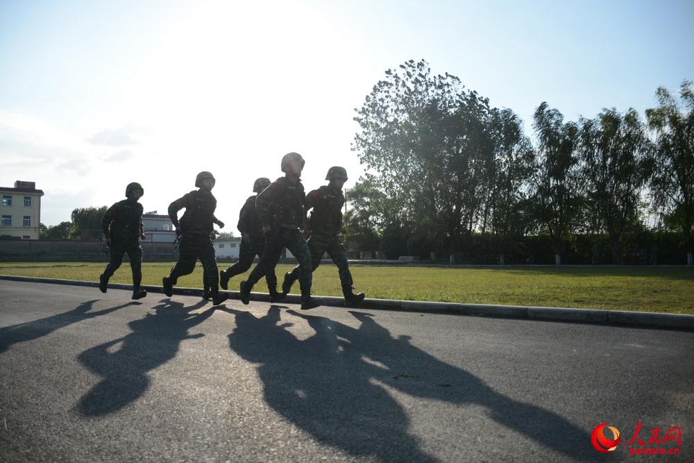 10月9日，武警滁州市支队特勤排预备队员正在参加一公里奔袭射击考核。