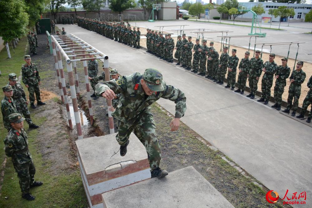 10月9日，武警滁州市支队特勤排预备队员正在参加400米障碍考核。