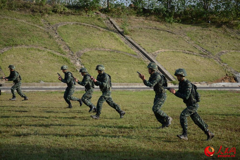 10月9日，武警滁州市支队特勤排预备队员正在参加手枪快速精度射击考核。