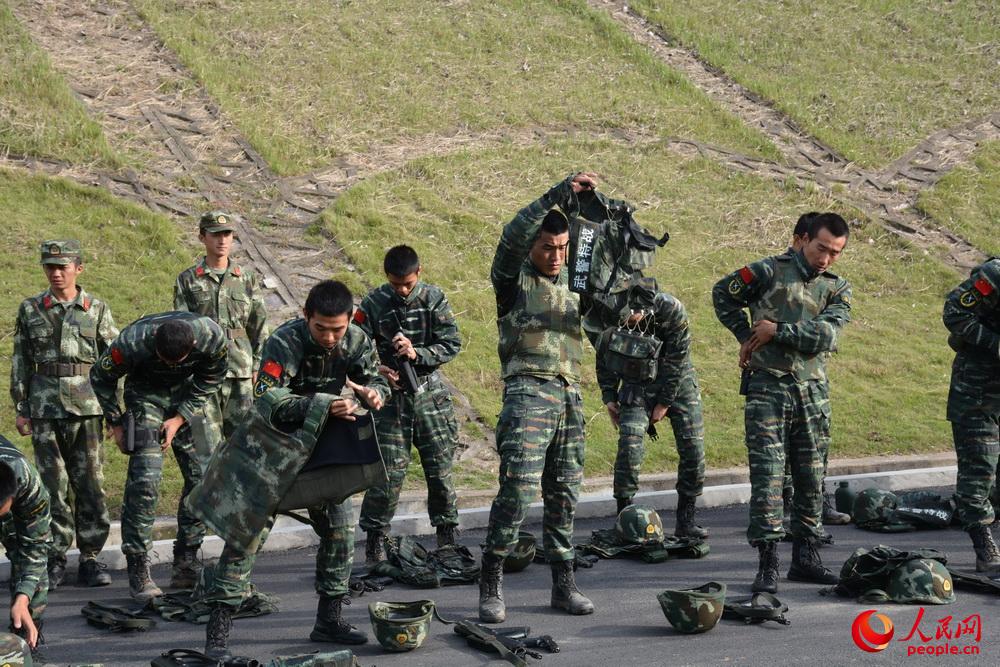 10月9日，武警滁州市支队特勤排预备队员正在穿戴约20斤重的特战装备。
