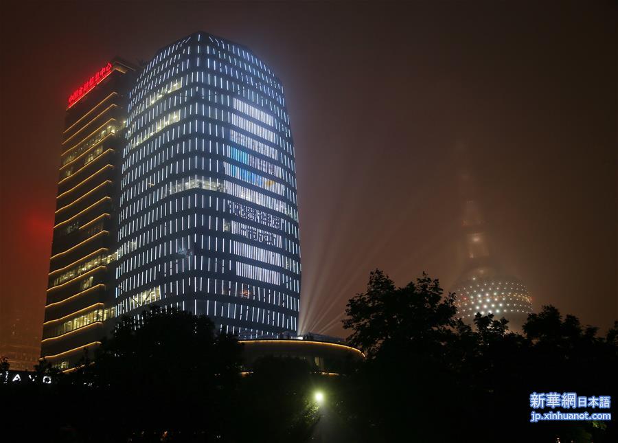 （新华网）中国金融信息中心夜晚点亮“新华网成功上市”祝福语