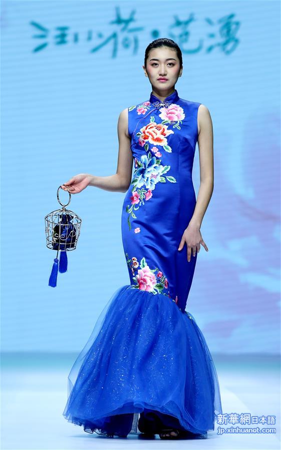 （文化）（2）范湧亲子装发布会在京举行