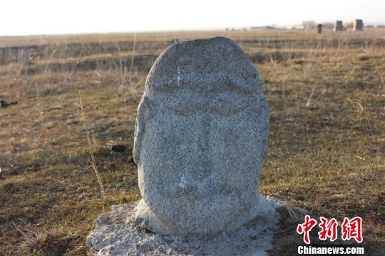 歴史を見守る1000年以上前の石像、今も新疆の草原にそびえ立つ