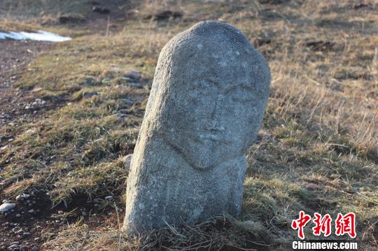 歴史を見守る1000年以上前の石像、今も新疆の草原にそびえ立つ