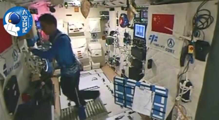 （新华社特约记者太空日记·图文互动）（2）中国人首次太空跑步 景海鹏连跑一小时