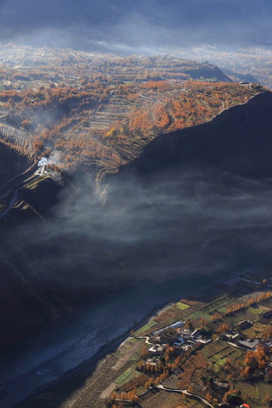 四川省大渡河谷　山が秋色に染まる