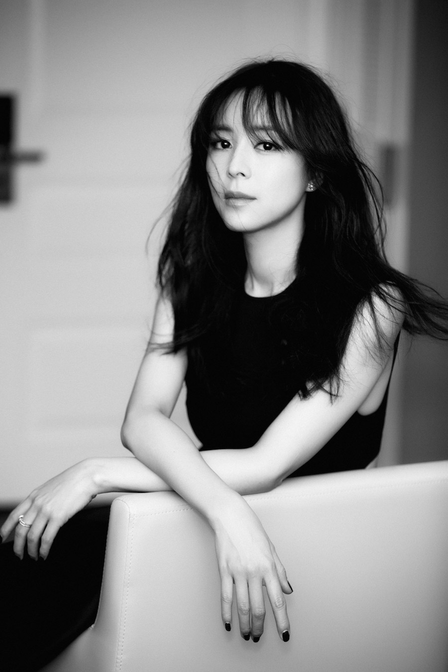 张静初曝黑白写真尽显文艺气质 镜头前眼神坚定【2】