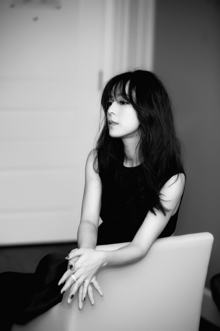 张静初曝黑白写真尽显文艺气质 镜头前眼神坚定【3】