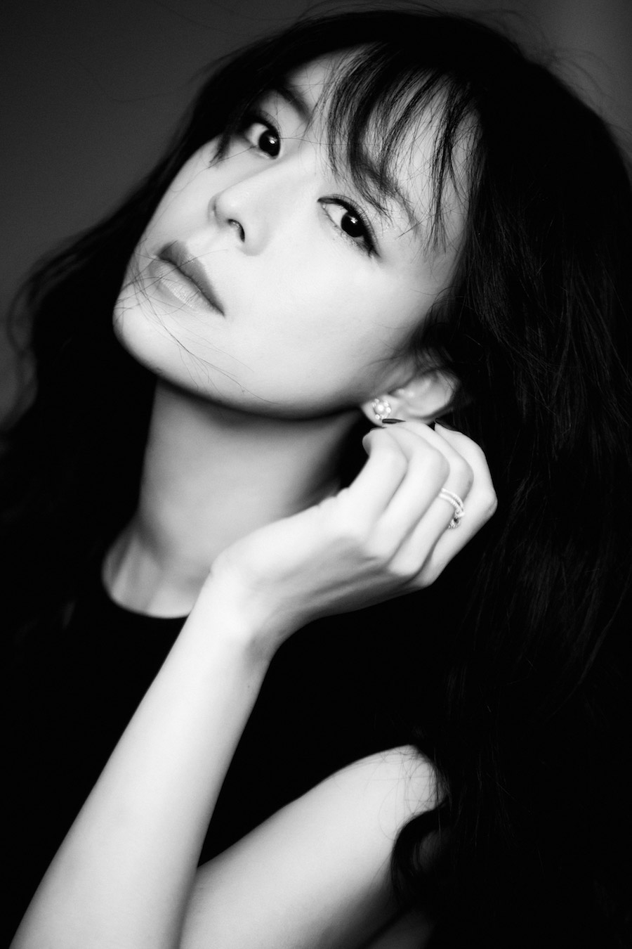 张静初曝黑白写真尽显文艺气质 镜头前眼神坚定【4】