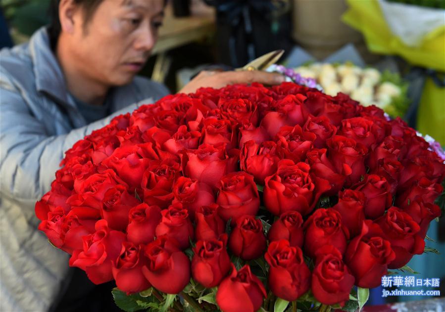 （经济）（3）云南大批鲜花上市供应节日市场