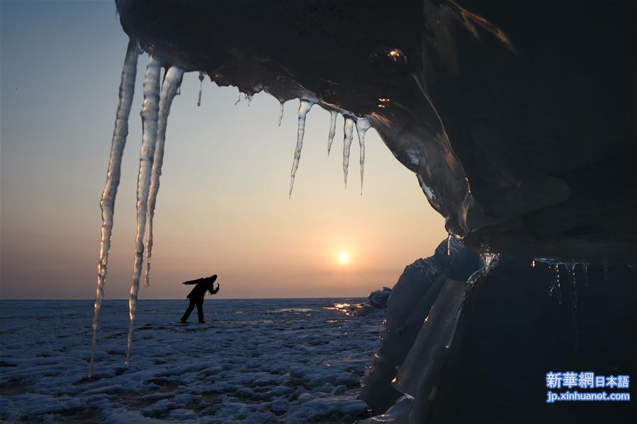 （环境）（1）中俄界湖兴凯湖：壮美冰排映夕阳