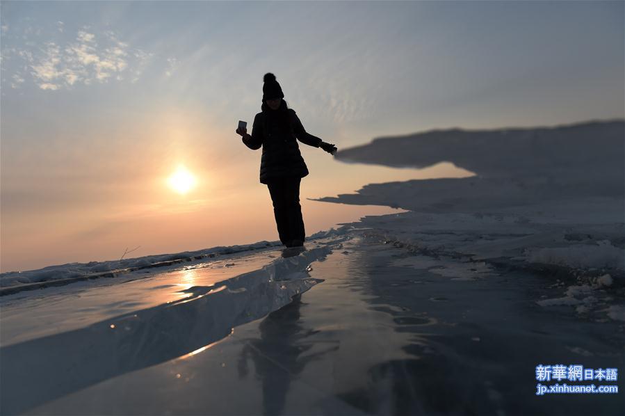 （环境）（3）中俄界湖兴凯湖：壮美冰排映夕阳