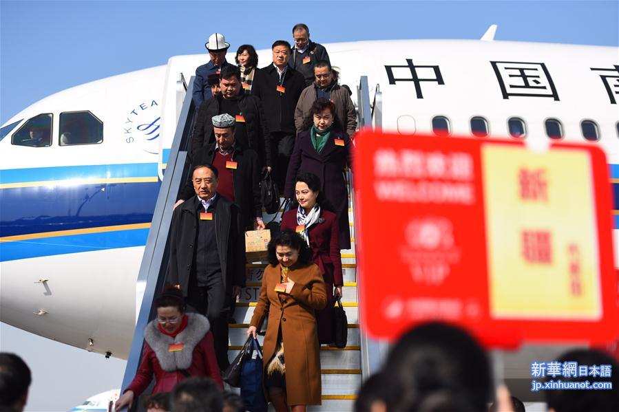 （两会）新疆代表团抵达北京