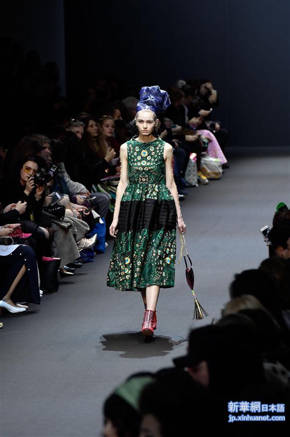 （国际）（2）巴黎时装周：印度设计师品牌Manish Arora发布秋冬成衣    