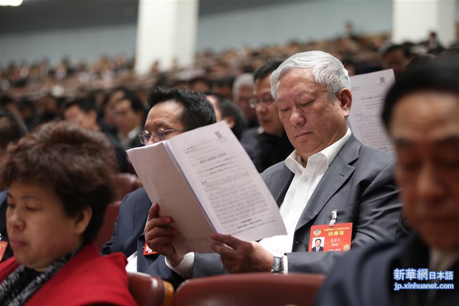 （两会）（8）十二届全国人大五次会议举行第三次全体会议