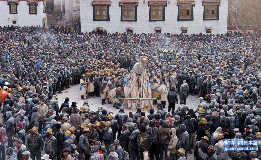 （社会）（4）西藏：抛撒糌粑闹新春