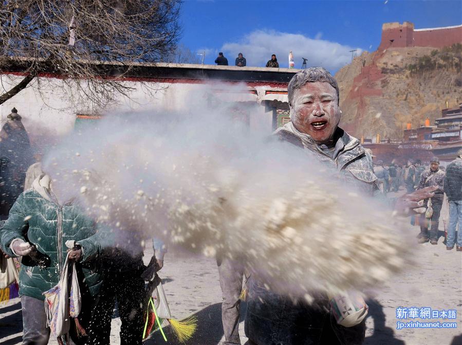 （社会）（5）西藏：抛撒糌粑闹新春
