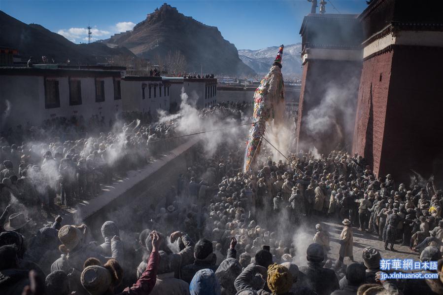 （社会）（6）西藏：抛撒糌粑闹新春