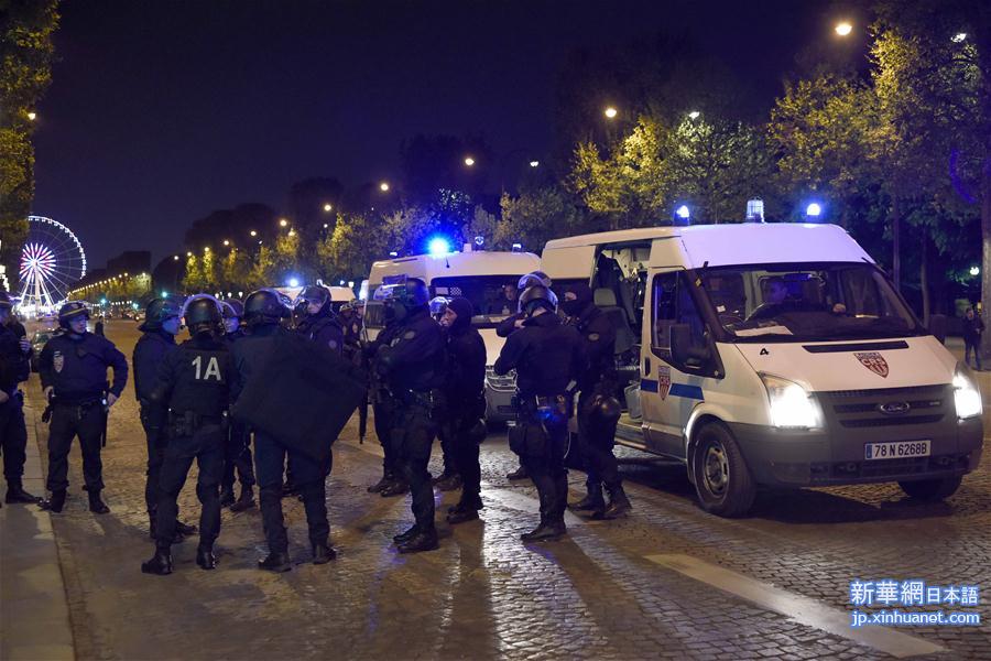 （国际）（2）巴黎香榭丽舍大街发生枪击事件 一名警察殉职