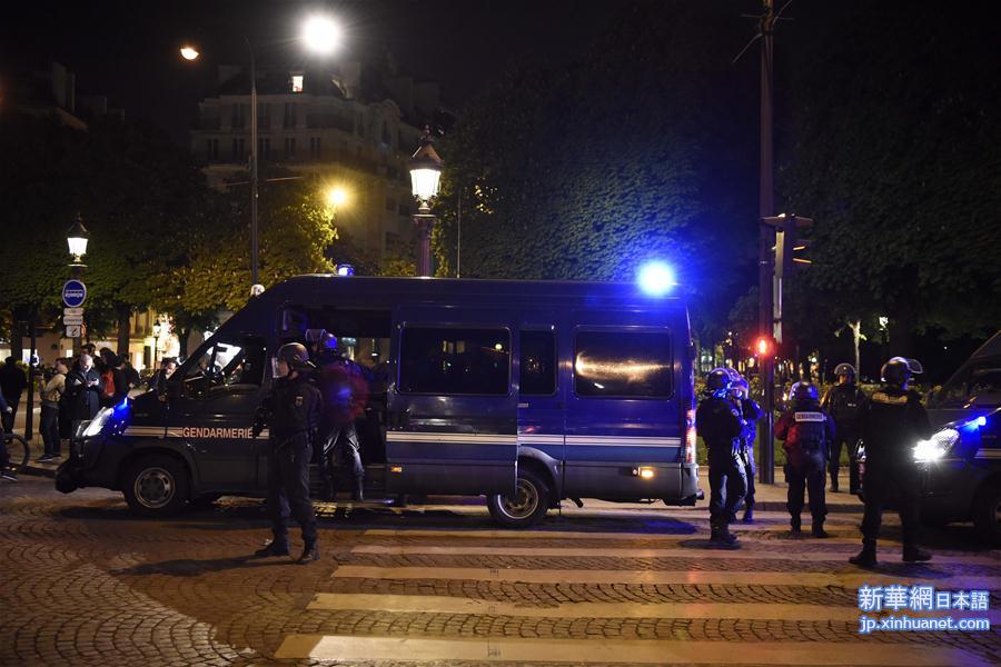 （国际）（3）巴黎香榭丽舍大街发生枪击事件 一名警察殉职