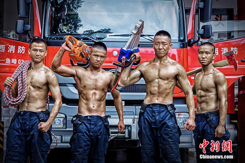 広西チワン族自治区柳州市消防支隊魚峰中隊は5月8日、イメージポスターを公開した。ポスターには訓練や救援を行う兵士たちの姿が映っており、たくましい筋肉は男らしくて力強い。
