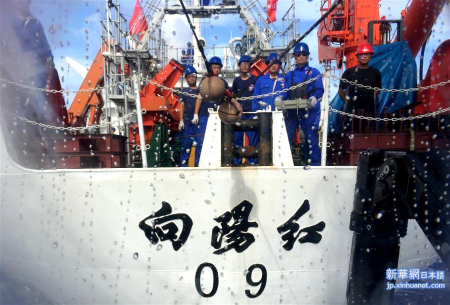 （“蛟龙”潜深渊·图文互动）（4）4811米：新华社记者搭乘“蛟龙”号完成在世界最深处下潜