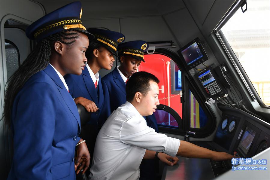 （国际·图文互动）（5）“中国师傅教我开火车！”——肯尼亚首批女火车司机亮相蒙内铁路 